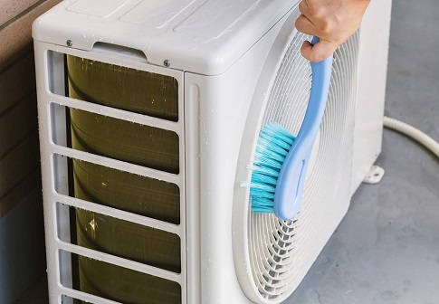 簡単10分】自分でできるエアコンの室外機掃除の方法と手順 – エアピカ